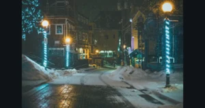 雪が降る冬の夜の街並み