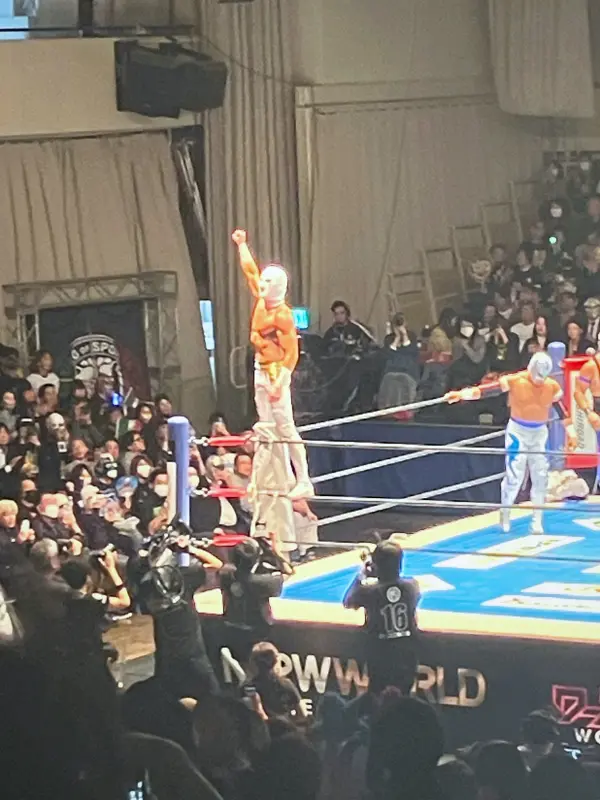 ファンタスティカマニア2026で入場するソベラーノ・ジュニア（後楽園ホール）