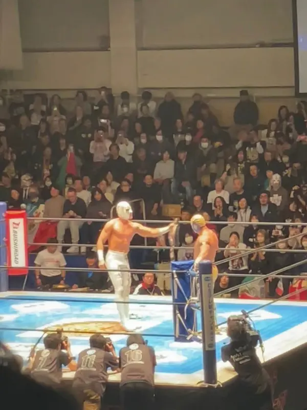 ソベラーノ・ジュニアがミスティコへベルトを投げ返す瞬間（ファンタスティカマニア2026）