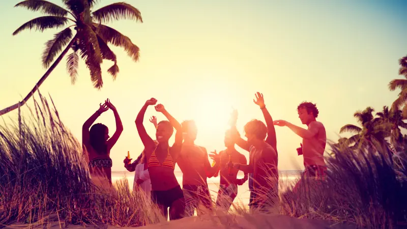 夕暮れのビーチで楽しむ若者たちのスプリングブレイク