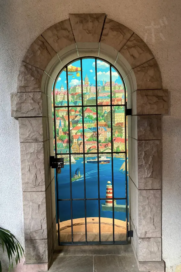 ジブリ美術館のアーチ窓に輝く色鮮やかなステンドグラス