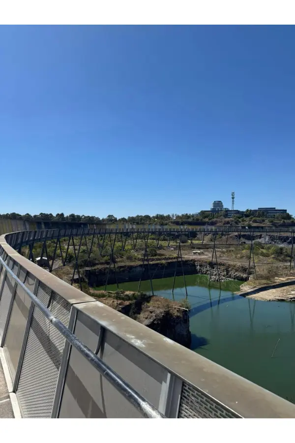 橋の上に立ち、眼下の水辺と先の景色を見渡す視点