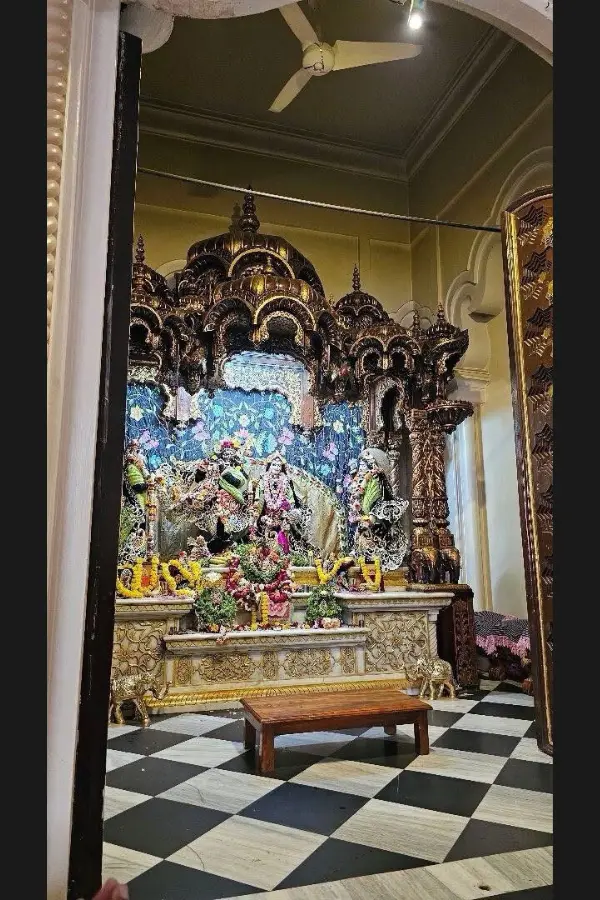 装飾的な建築と市松模様の床が印象的な寺院内部の祭壇