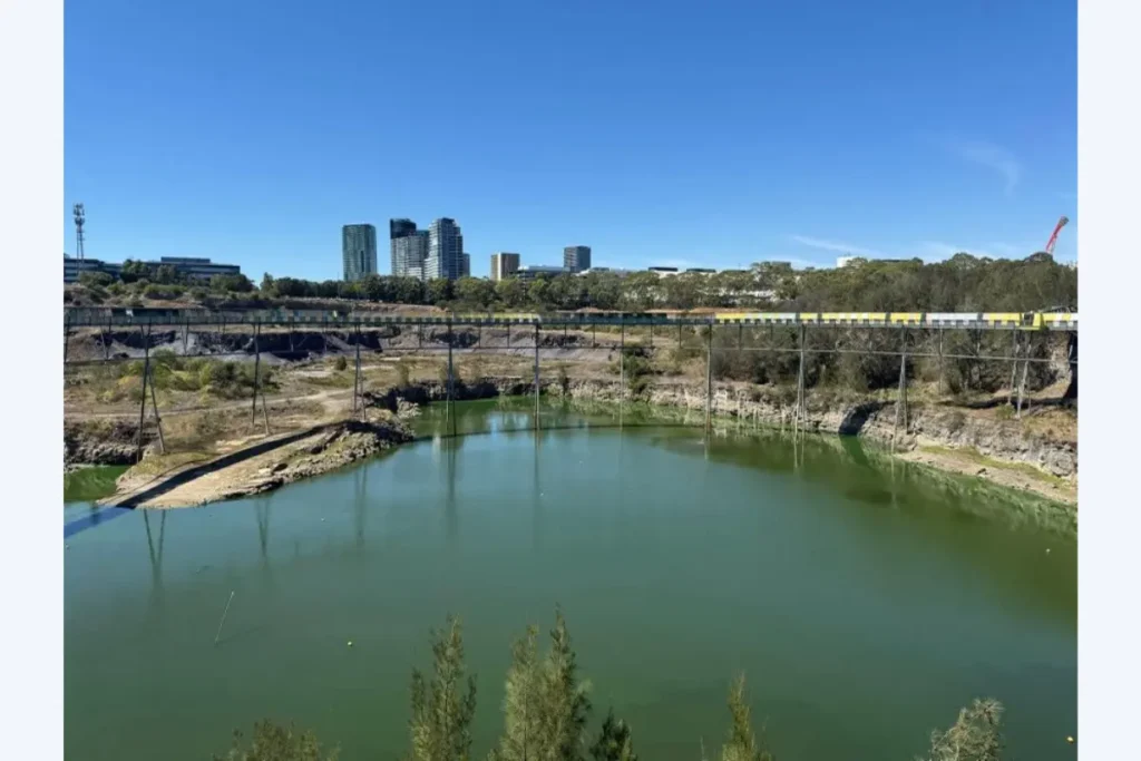 採石場の向こうに街の建物が見える風景