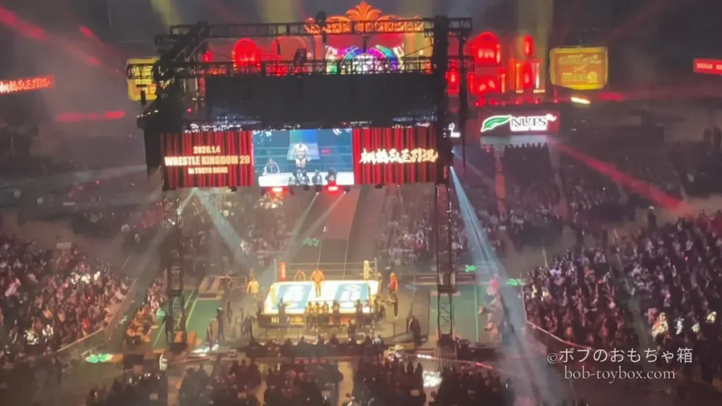 東京ドーム内を上階席から見渡した全景。満員の観客とリング、巨大スクリーンが映り、WRESTLE KINGDOMのスケール感が伝わる一枚。
