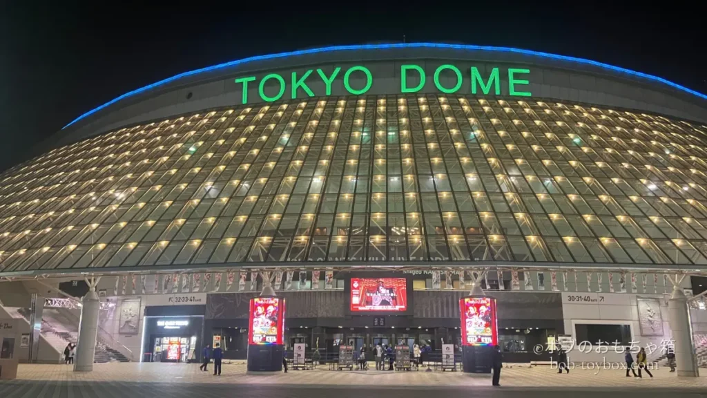 夜の東京ドーム外観。正面に「TOKYO DOME」の文字が光る、イッテンヨン当日の様子。