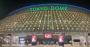 夜の東京ドーム外観。試合前の静かな空気と、これから始まる物語を感じさせる風景