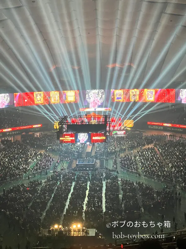 引退セレモニー後の東京ドーム。リングを中心に広がる観客席と、天井へ伸びる無数の光が会場全体を包み込んでいる。