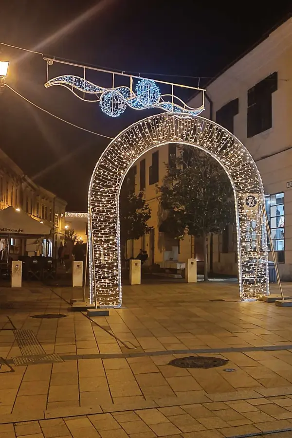 ハンガリーの街に設置された、冬の夜のイルミネーションアーチ