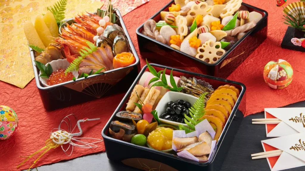 お正月のおせち料理が並ぶ日本の食卓。重箱と正月飾りから新年の特別な時間を感じさせる風景。