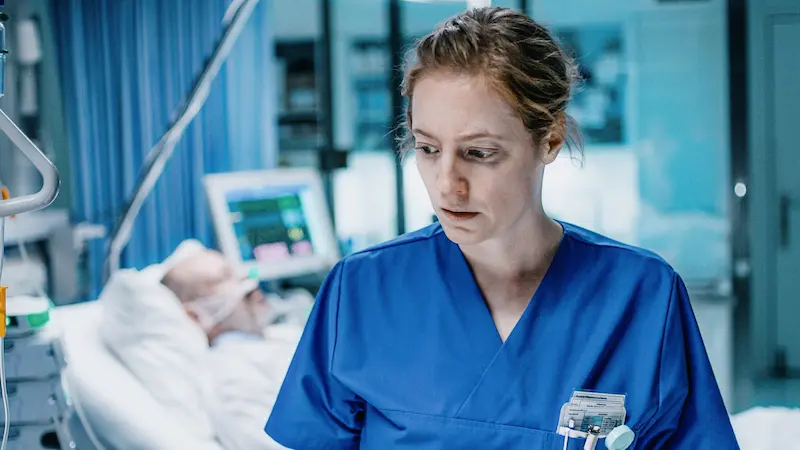 病院を舞台に緊迫した出来事が連続する医療サスペンス映画『ナースコール』の場面