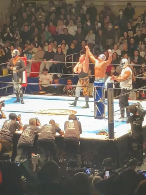 ファンタスティカマニア2026でアベルノがアトランティス・ジュニアの手を掲げて敬意を示す瞬間