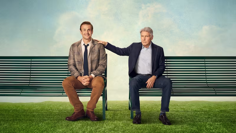 Apple TV+ドラマ「シュリンキング(Shrinking)」のキービジュアル。ベンチに座る二人の男性が描かれた公式ビジュアル。