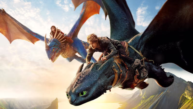 少年ヒックがドラゴンのトゥースとともに大空を飛ぶ冒険シーンを描いた映画『ヒックとドラゴン』のビジュアル