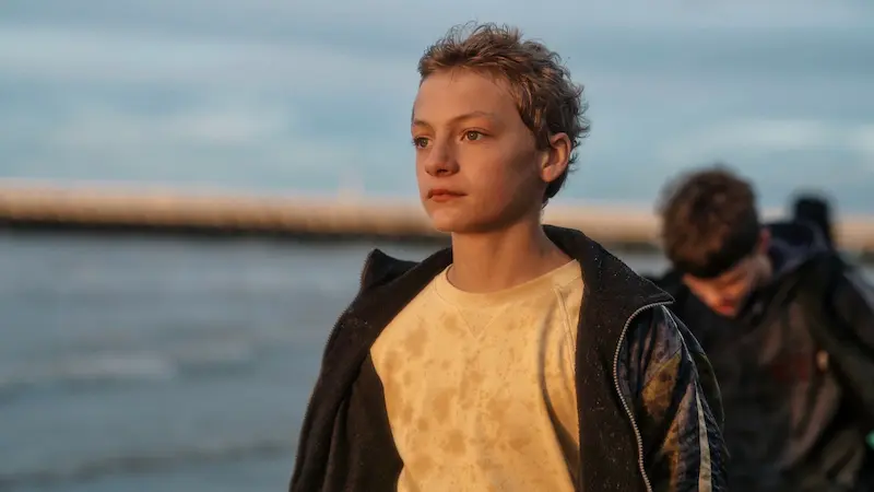 遠足で一人海辺に立つレオの姿