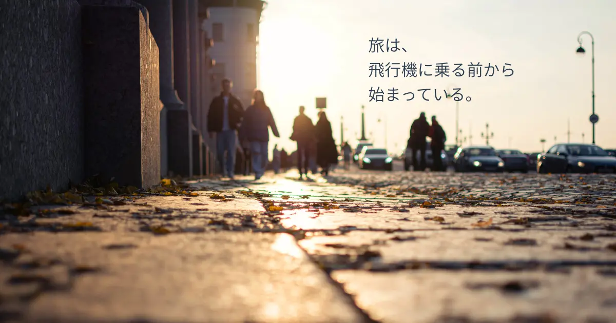 まだ見ぬ街への憧れを感じさせる石畳の道と朝の光の風景